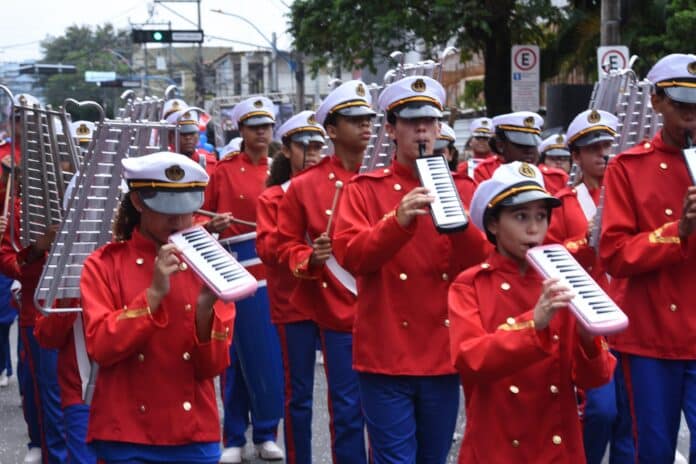 Desfile cívico celebra os 211 anos de Maricá com participação ativa das escolas da rede municipal