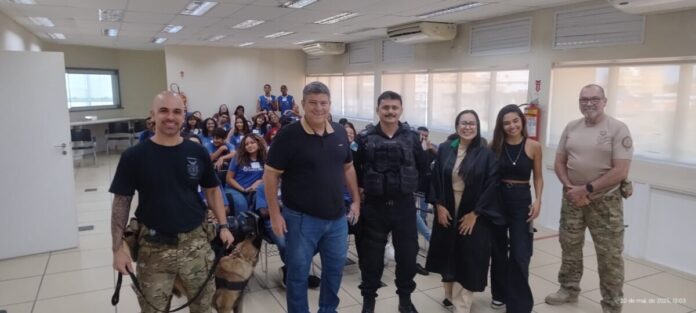 Estudantes da rede municipal de Cabo Frio vivenciam o Judiciário em projeto de cidadania