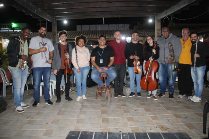 Famílias prestigiam apresentação da Orquestra Sons da Aldeia na Casa do Artesão