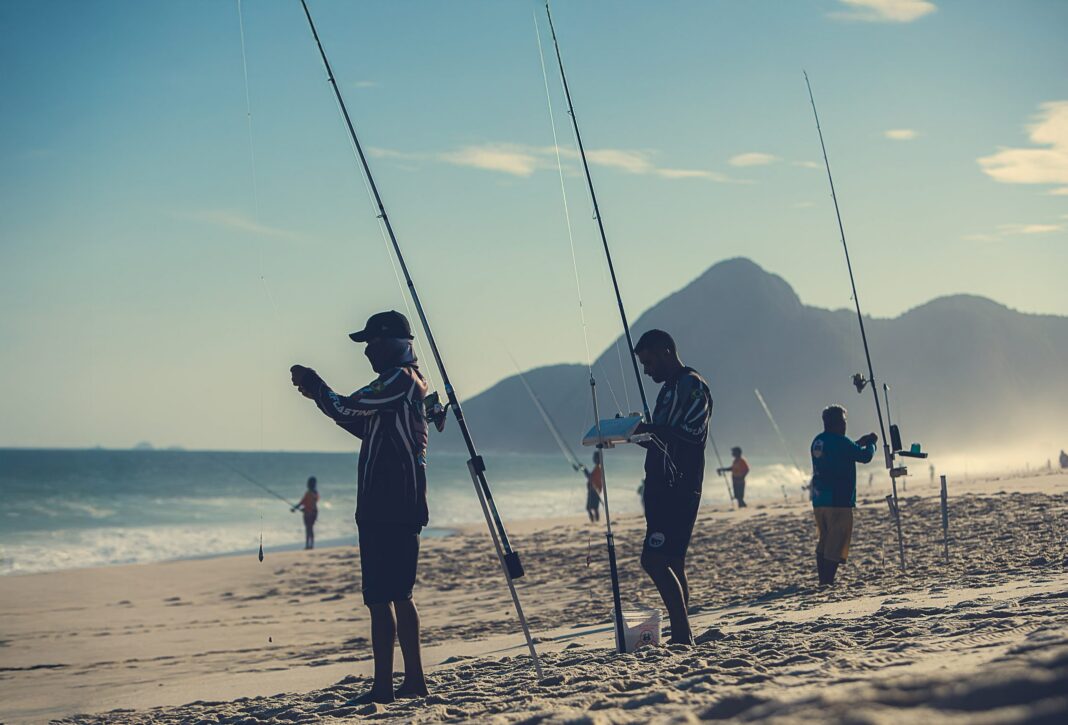 Festa da Pesca reúne mais 300 competidores na orla de Itaipuaçu