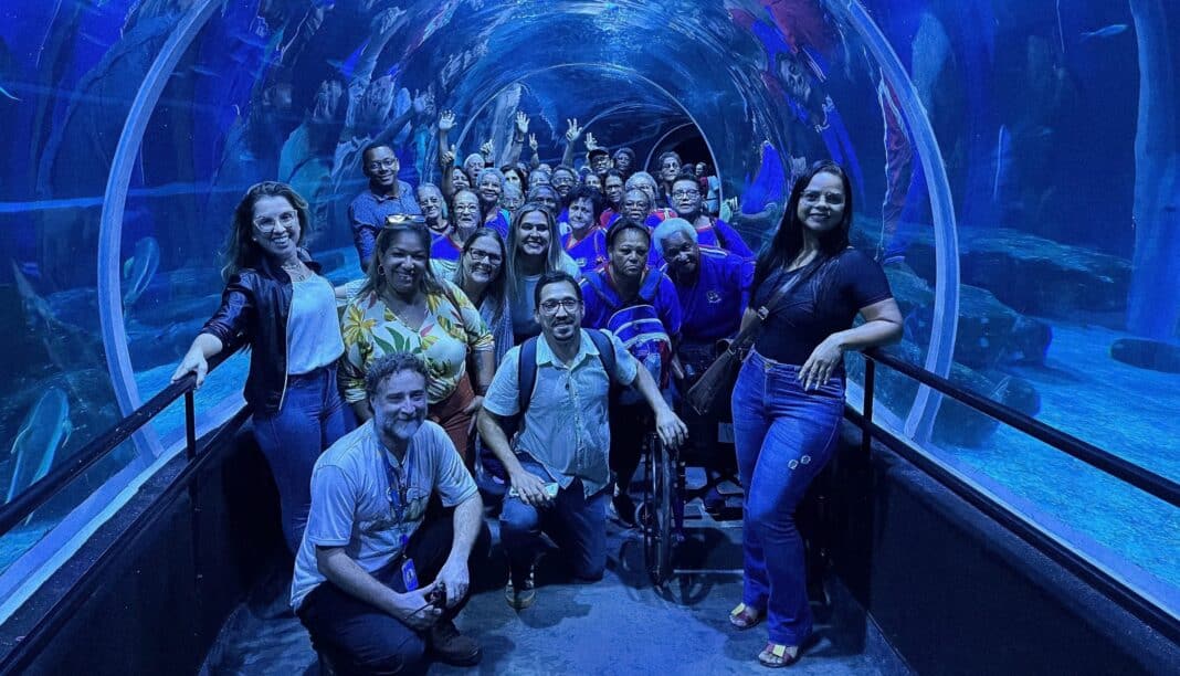 Fora da sala de aula: alunos da Escola do Idoso visitam AquaRio e têm manhã de muito aprendizado