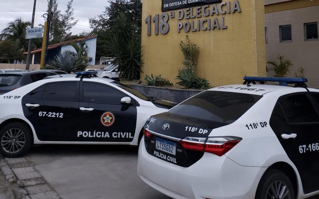 Homem é preso após furtar carro e vomitar dentro do veículo no Centro de Araruama