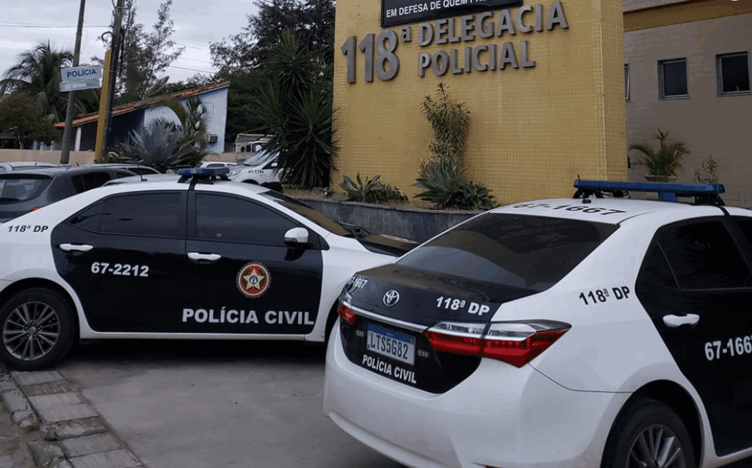 Homem é preso após furtar carro e vomitar dentro do veículo no Centro de Araruama