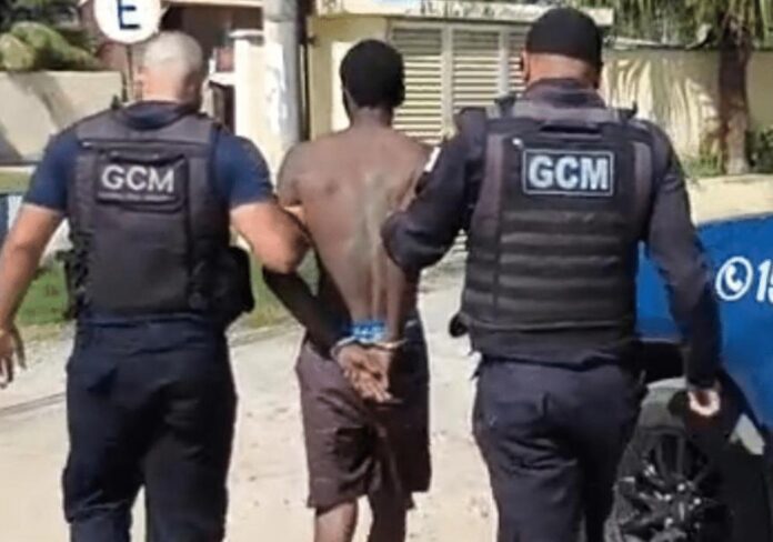 Homem é preso após roubo de celular em São Pedro da Aldeia com fuga e invasão de casas