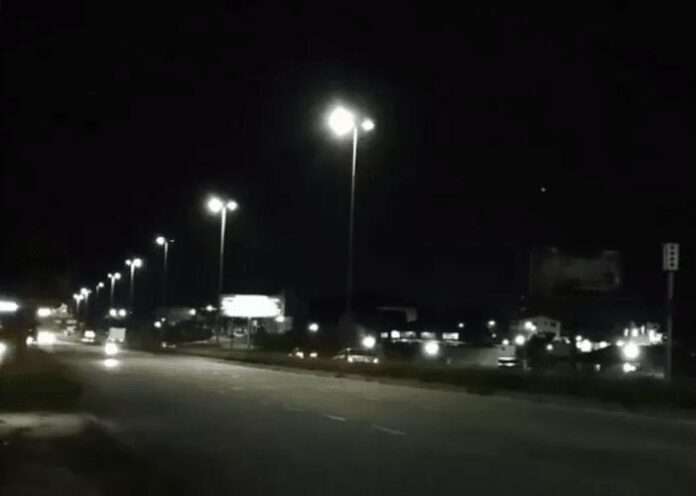 Iluminação pública com falhas na entrada de São Pedro da Aldeia preocupa moradores e motoristas