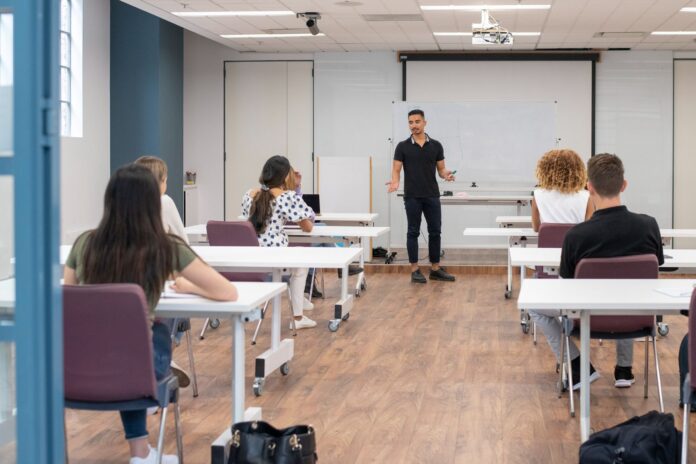 Inscrições abertas para curso preparatório gratuito de concurso público em Arraial do Cabo; veja como participar