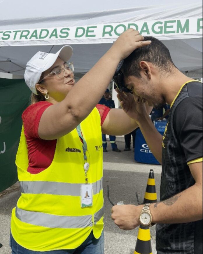 Maio Amarelo: DER-RJ promove blitz educativa na RJ-106 em Araruama para conscientizar motoristas
