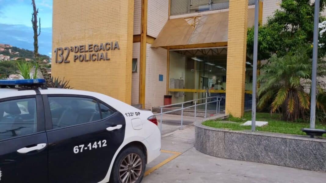 Mulher denuncia agressões psicológicas recorrentes e companheiro é preso em Arraial do Cabo