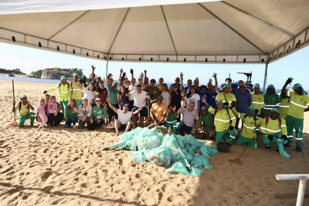 Mutirão de limpeza recolhe microlixo no Pontal de Santo Antônio, em Tamoios