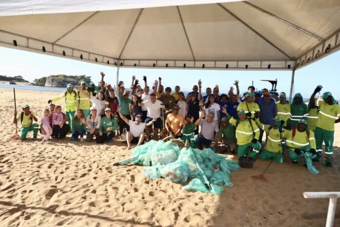 Mutirão de limpeza recolhe microlixo no Pontal de Santo Antônio, em Tamoios