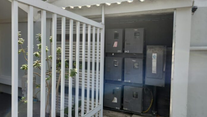 Porta de alumínio é furtada em condomínio no Portinho, em Cabo Frio