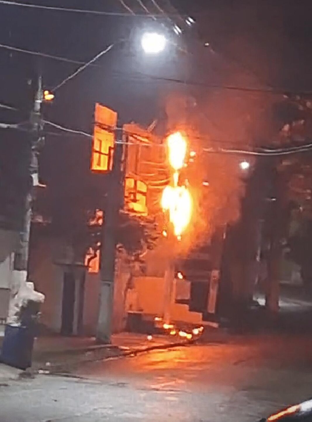 Poste pega fogo na Estrada do Alecrim, em São Pedro da Aldeia
