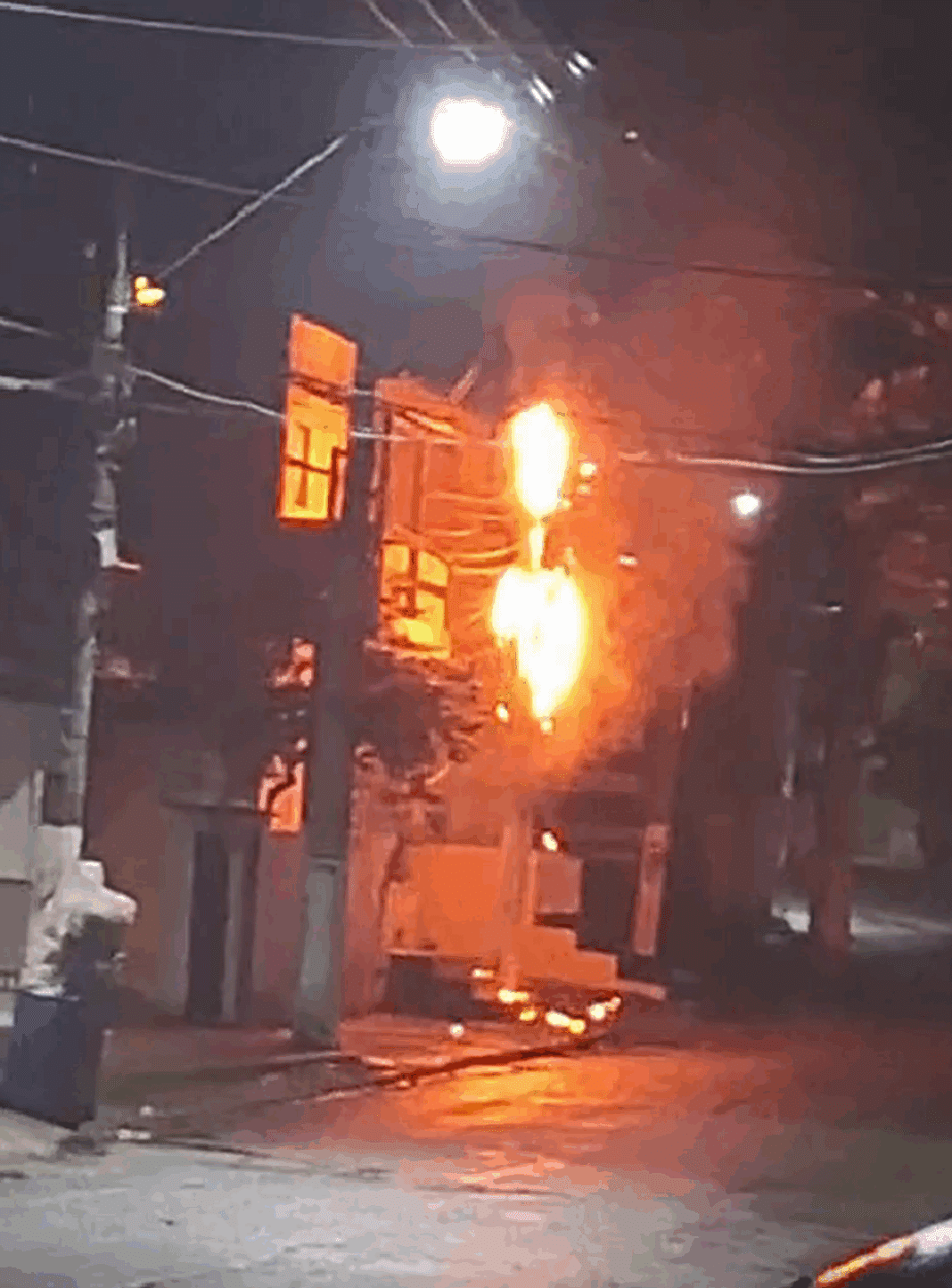 Poste pega fogo na Estrada do Alecrim, em São Pedro da Aldeia