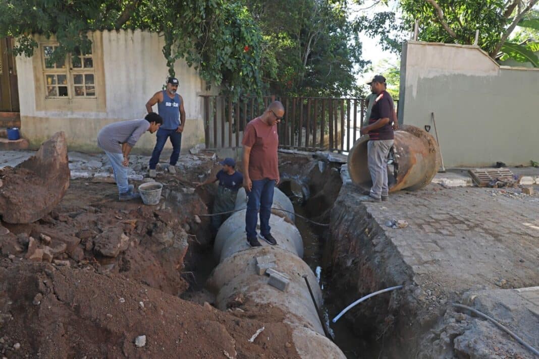 Prefeitura de Búzios avança nas obras de drenagem no INEFI e no Mercado do Pescador