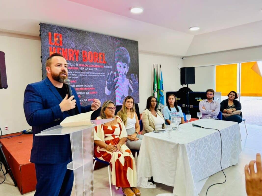 Prefeitura de Búzios realiza palestra com Leniel Borel em ação do Maio Laranja