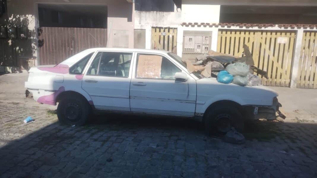 Prefeitura de Cabo Frio recolhe veículos abandonados no bairro Guarani
