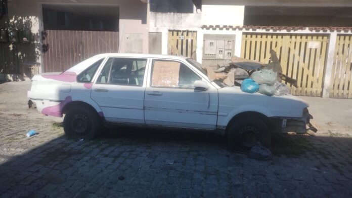 Prefeitura de Cabo Frio recolhe veículos abandonados no bairro Guarani