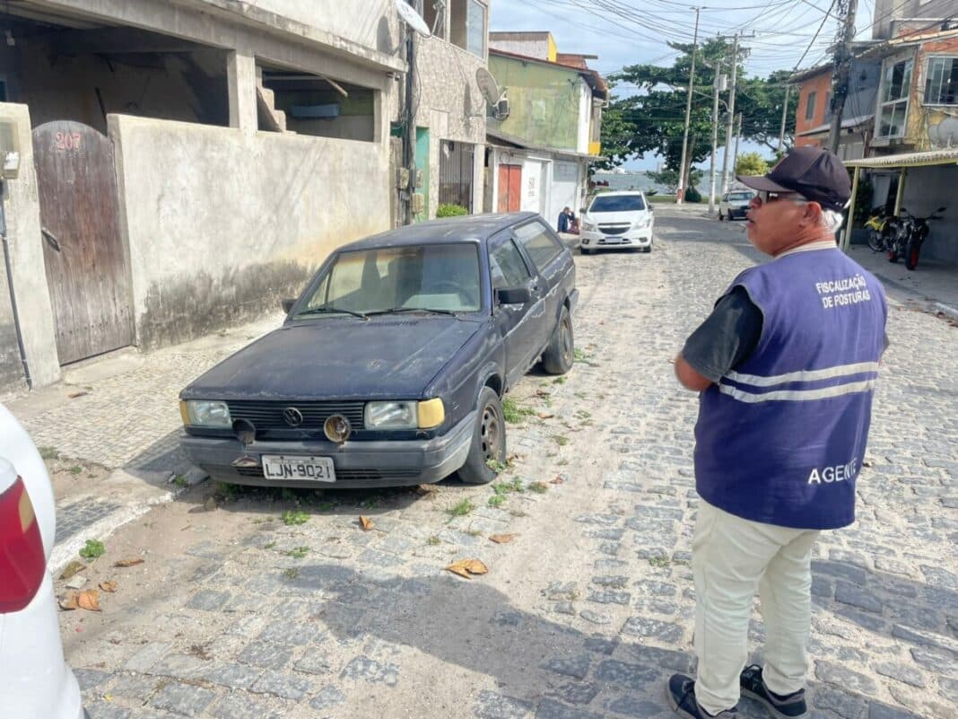 Prefeitura notifica cinco veículos abandonados em vias públicas da Praia do Siqueira