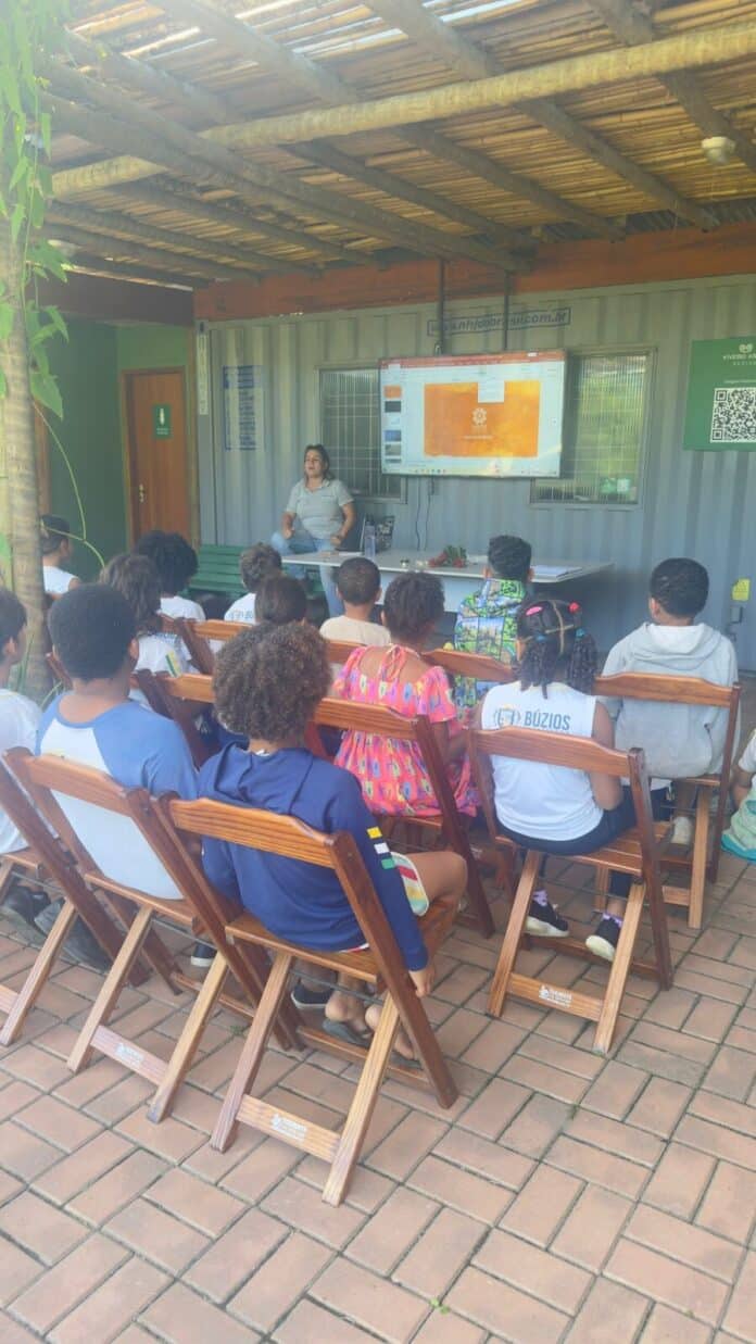 Professores e alunos da Escola João José de Carvalho participam de ação ambiental em Búzios