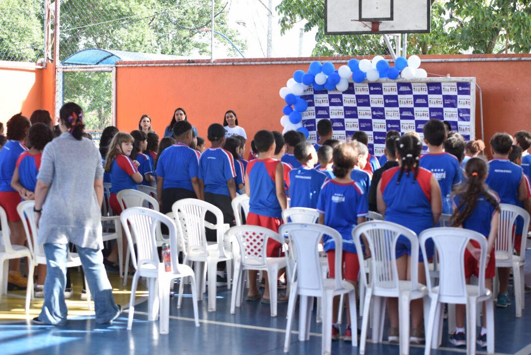 Projeto ‘Procon Mirim’ forma 240 alunos da Escola Municipal Carlos Magno, no Centro