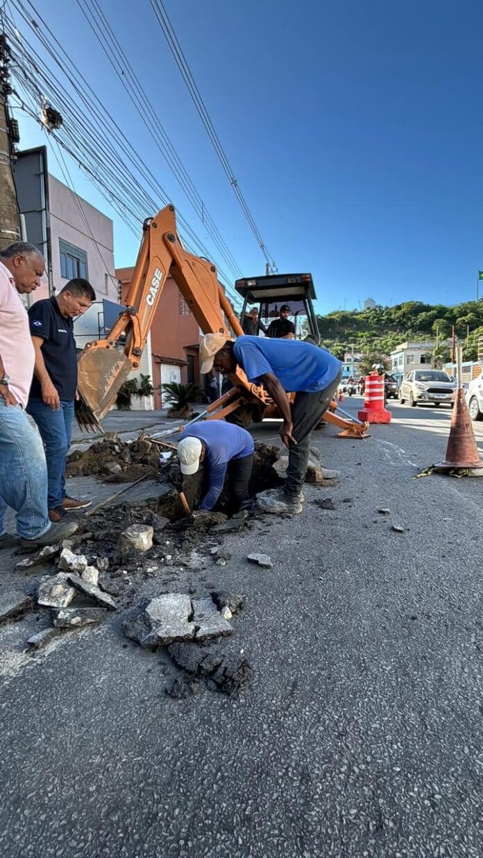Secretaria de Serviços Públicos de Cabo Frio realiza reparo na rede de drenagem da Avenida Henrique Terra