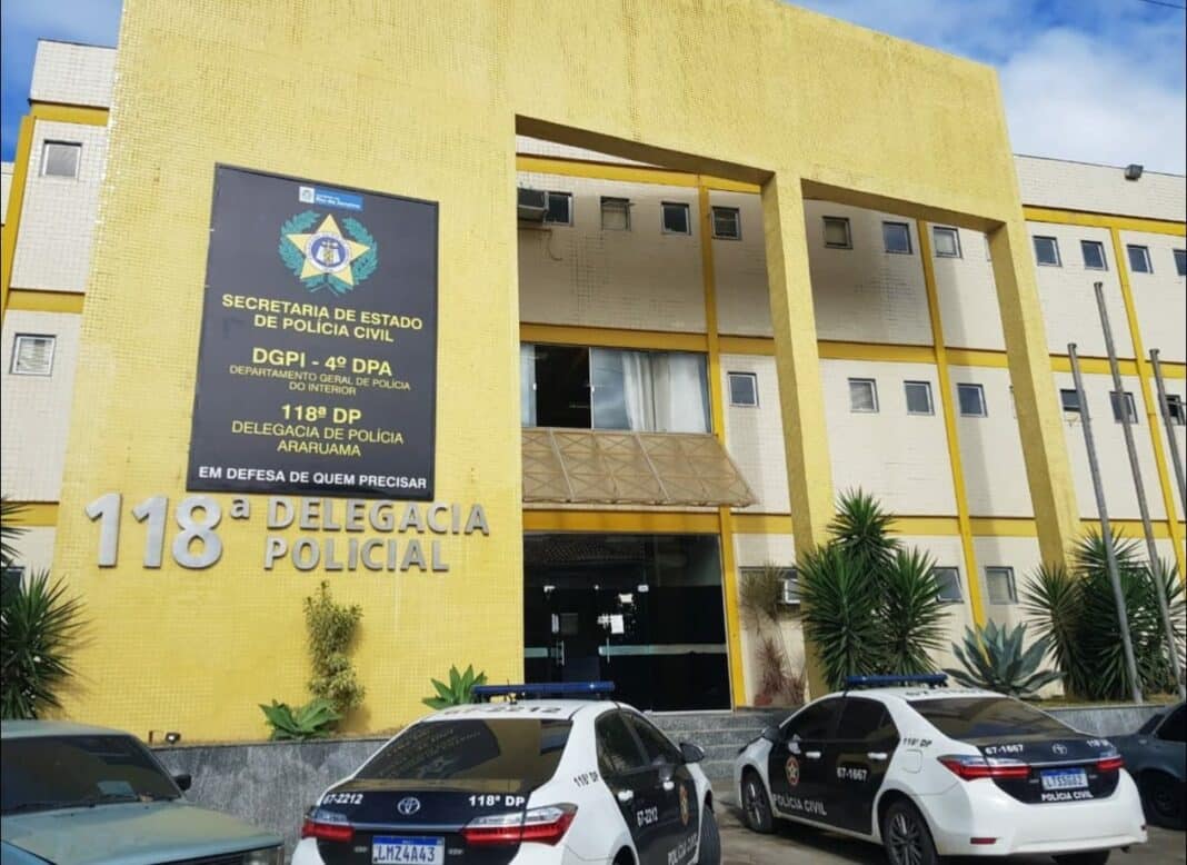 Travesti suspeita de envolvimento em furtos é presa em Araruama