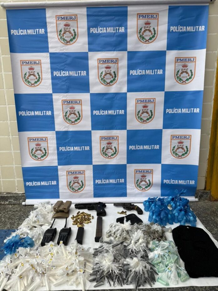 Veículo clonado com drogas e armamento é abandonado em Cabo Frio após tentativa de abordagem policial