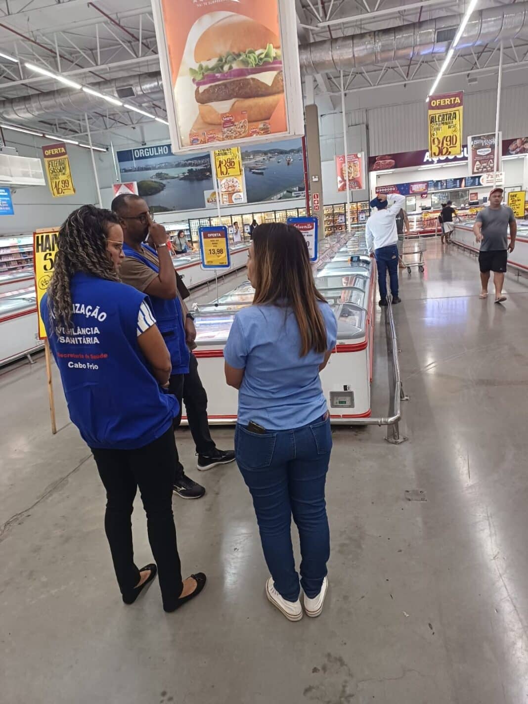 Vigilância Sanitária de Cabo Frio vistoria supermercado após vídeo mostrar baratas no estabelecimento
