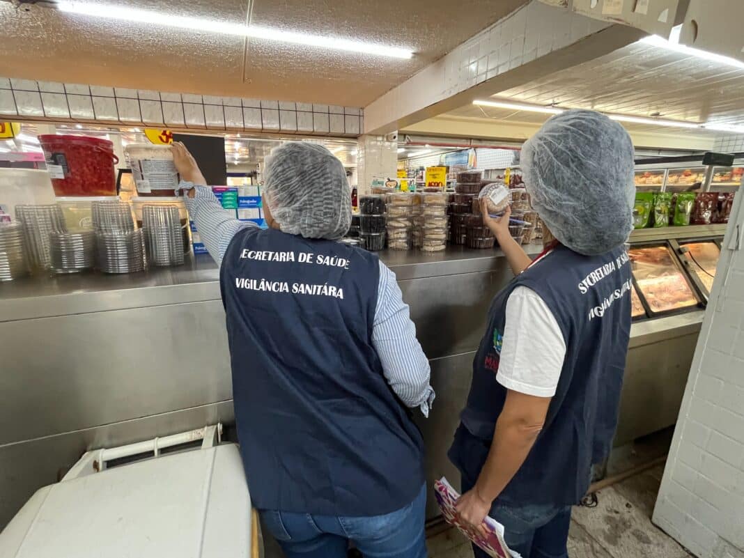 Vigilância Sanitária de Maricá descartou 10 kg de alimentos de supermercado no Centro
