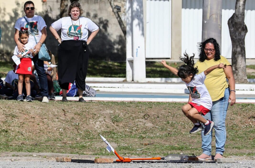 5º Campeonato Maricaense de Foguetes mobiliza alunos da rede municipal, na Barra