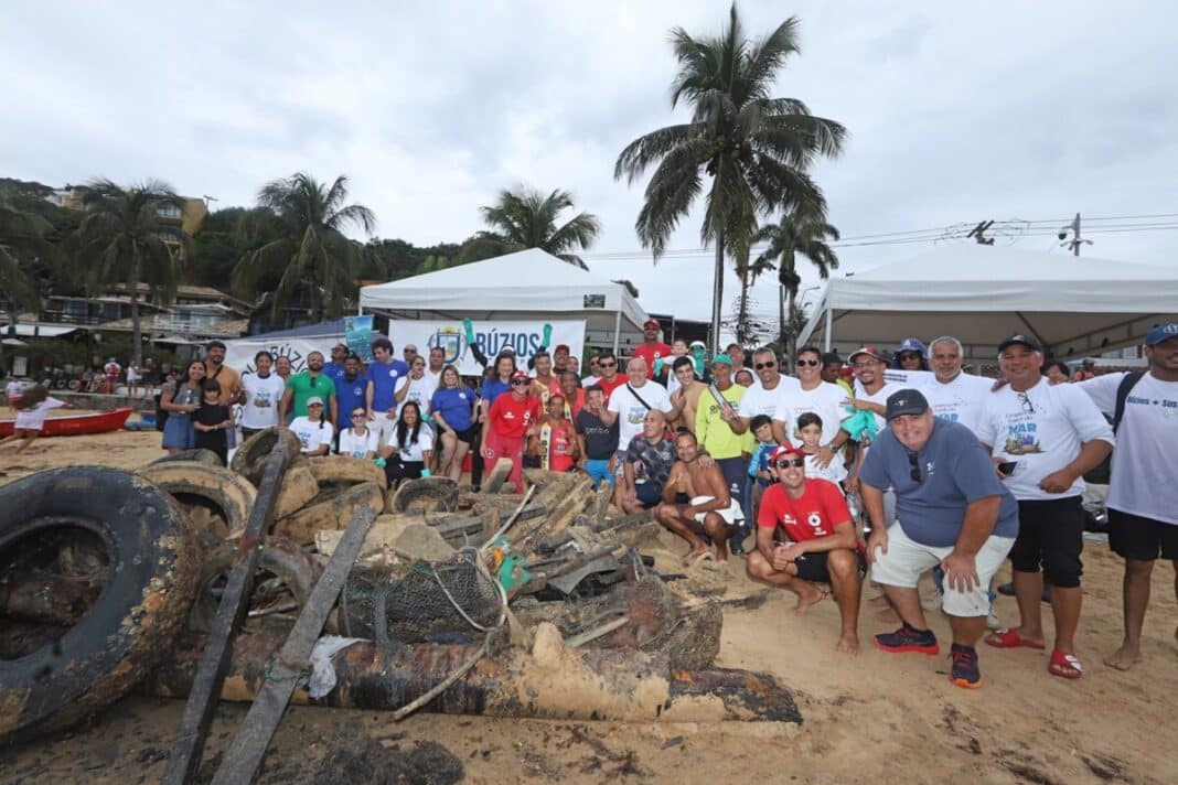 Ação ambiental na Praia do Canto em Búzios recolhe mais de 02 toneladas de lixo do fundo do mar
