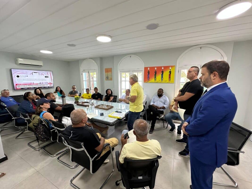 Alexandre Martins se reúne com quiosqueiros de João Fernandes e João Fernandinho
