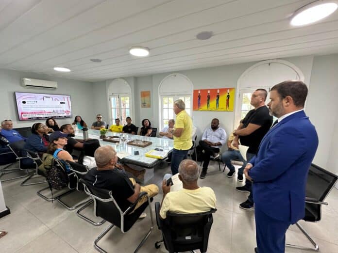 Alexandre Martins se reúne com quiosqueiros de João Fernandes e João Fernandinho