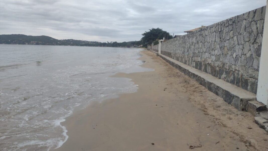 Búzios realiza vistoria na Praia de Manguinhos após denúncia de resíduos verdes