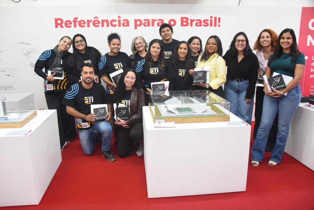 Casa das Utopias recebe equipe do Escritório Oscar Niemeyer e celebra um mês de exposição das obras do arquiteto
