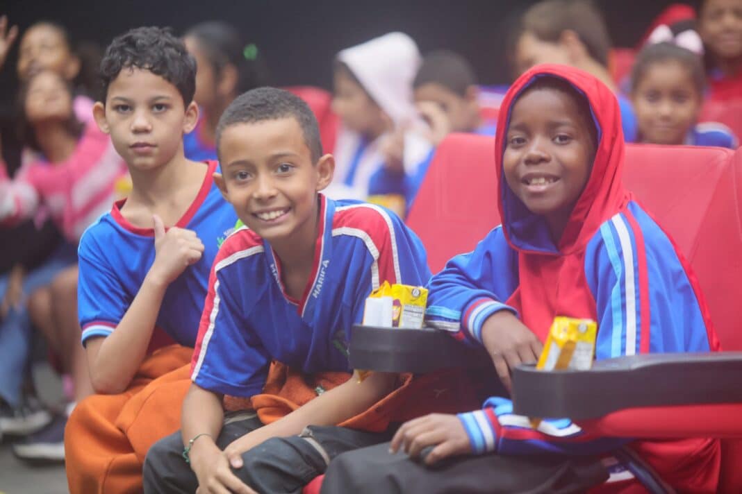 Cine Escola leva 150 alunos da rede municipal ao Cine Henfil para sessão especial de cinema
