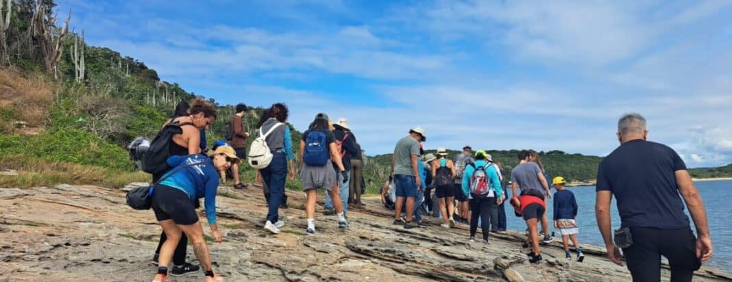 Circuito Geológico e ação de limpeza no Costão da Ponta da Cruz reúnem dezenas de pessoas e ambientalistas