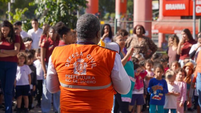 Defesa Civil Municipal e SME realizam simulado de desocupação em unidade escolar no Centro do Rio