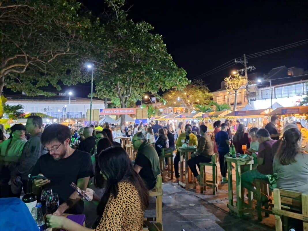 Degustações, música e grande público marcam o início do Wine in Búzios Na praça Santos Dumont