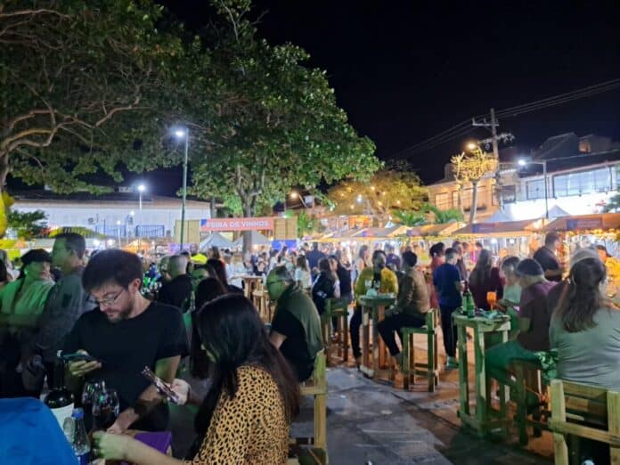 Degustações, música e grande público marcam o início do Wine in Búzios Na praça Santos Dumont