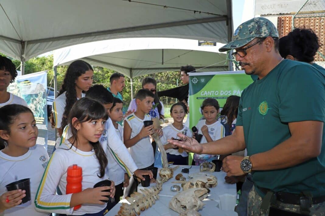 Dezenas de alunos e profissionais da rede pública participam da abertura do Projeto Búzios Presente no Mês do Ambiente, na Praça do INEFI