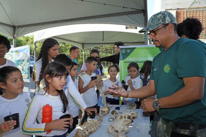 Dezenas de alunos e profissionais da rede pública participam da abertura do Projeto Búzios Presente no Mês do Ambiente, na Praça do INEFI