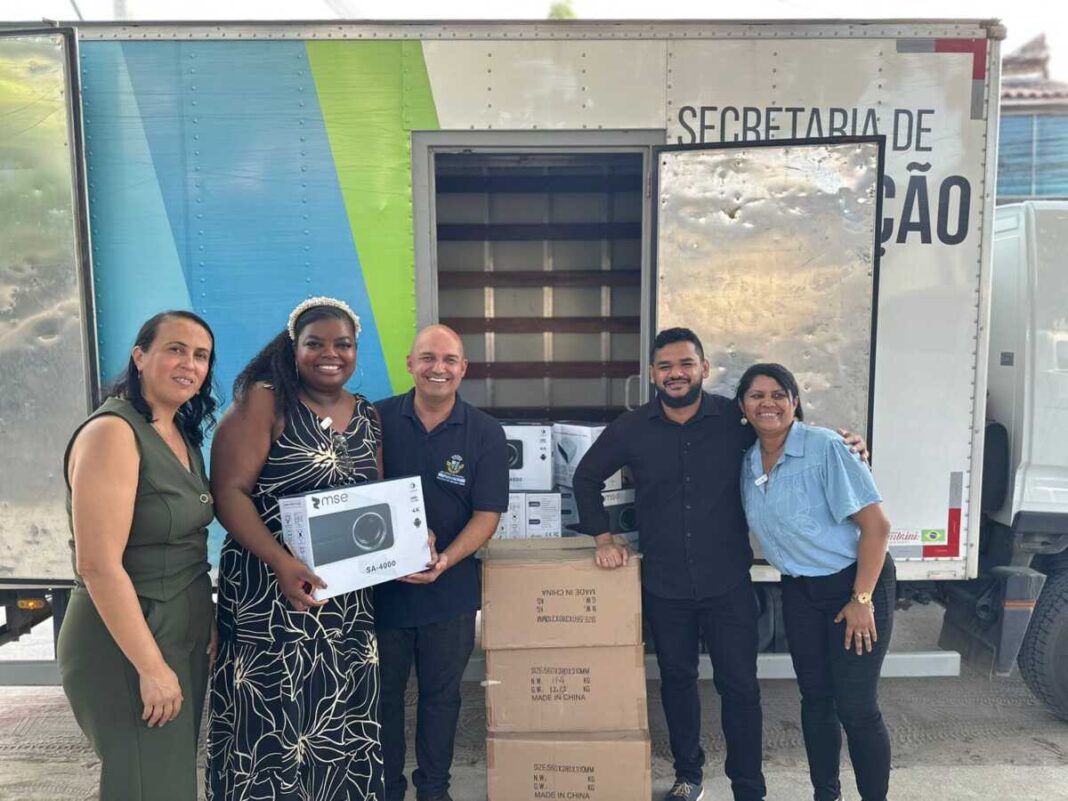 Escolas municipais de São Pedro da Aldeia recebem projetores multimídia