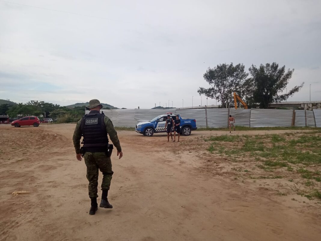 Guarda Municipal orienta jovens sobre uso de linha chilena em Ponta Negra