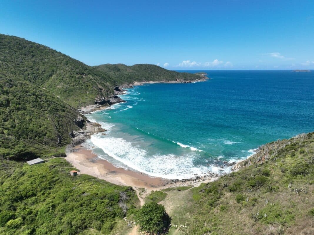 Júri Nacional Bandeira Azul aprova quatro praias em Búzios para a temporada 2025/2026: Forno, Azeda, Tucuns e José Gonçalves