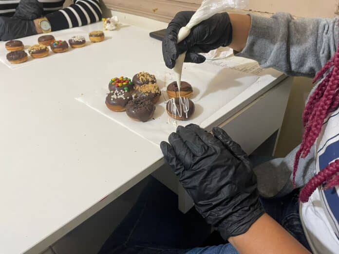 Maricá entrega certificados para os participantes da 'Oficina Laborativa de Mini Donuts'