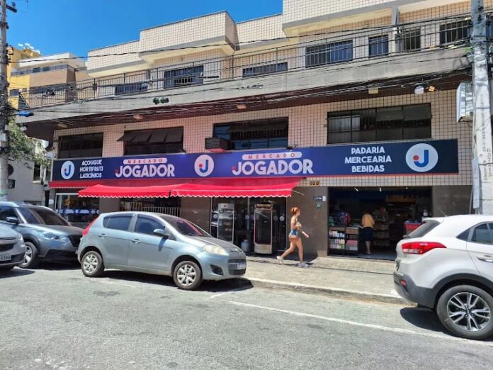 Mercado em Cabo Frio é acusado de vender alimentos vencidos, reaproveitar produtos estragados e manter esgoto a céu aberto