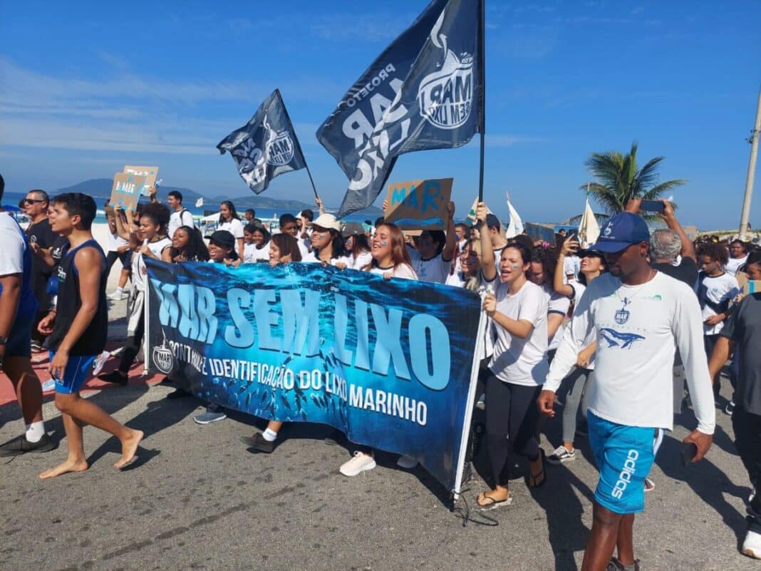 Mobilização ambiental reúne estudantes e sociedade civil na Praia do Forte