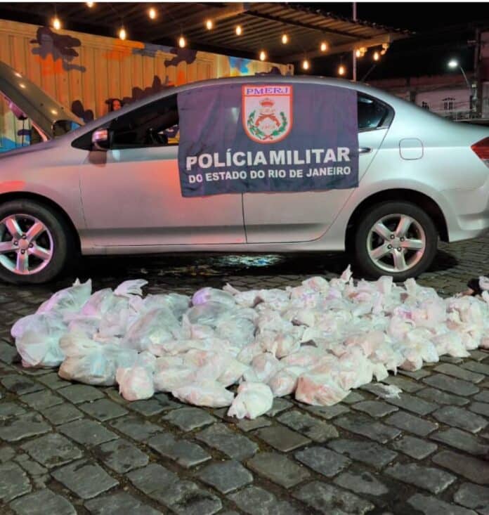 'Mula' do tráfico, homem é preso com mais de 50 kg de drogas em Saquarema