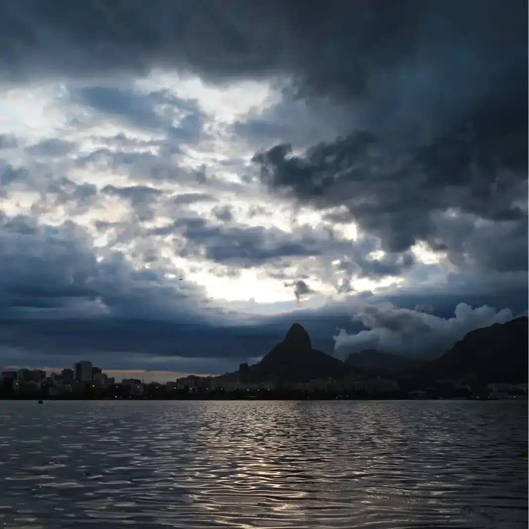 Possibilidade de pancadas de chuva e rajadas de vento forte neste domingo (08/06), na cidade do Rio de Janeiro